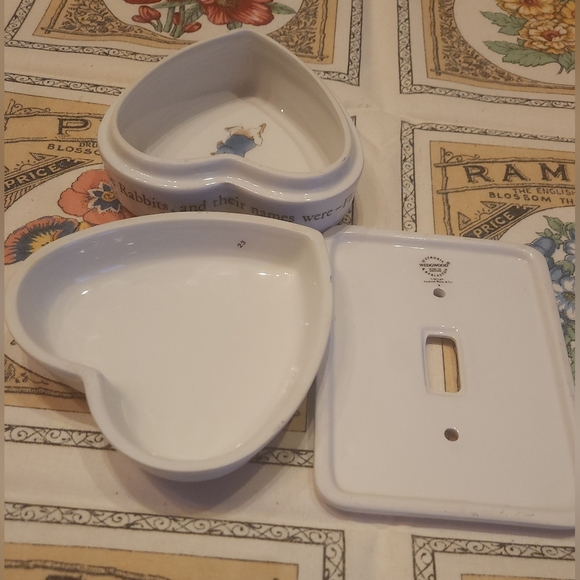 WEDGWOOD PETER RABBIT HEART-SHAPED TRINKET DISH W/ LID & MATCHING SWITCH PLATE - Picture 14 of 15